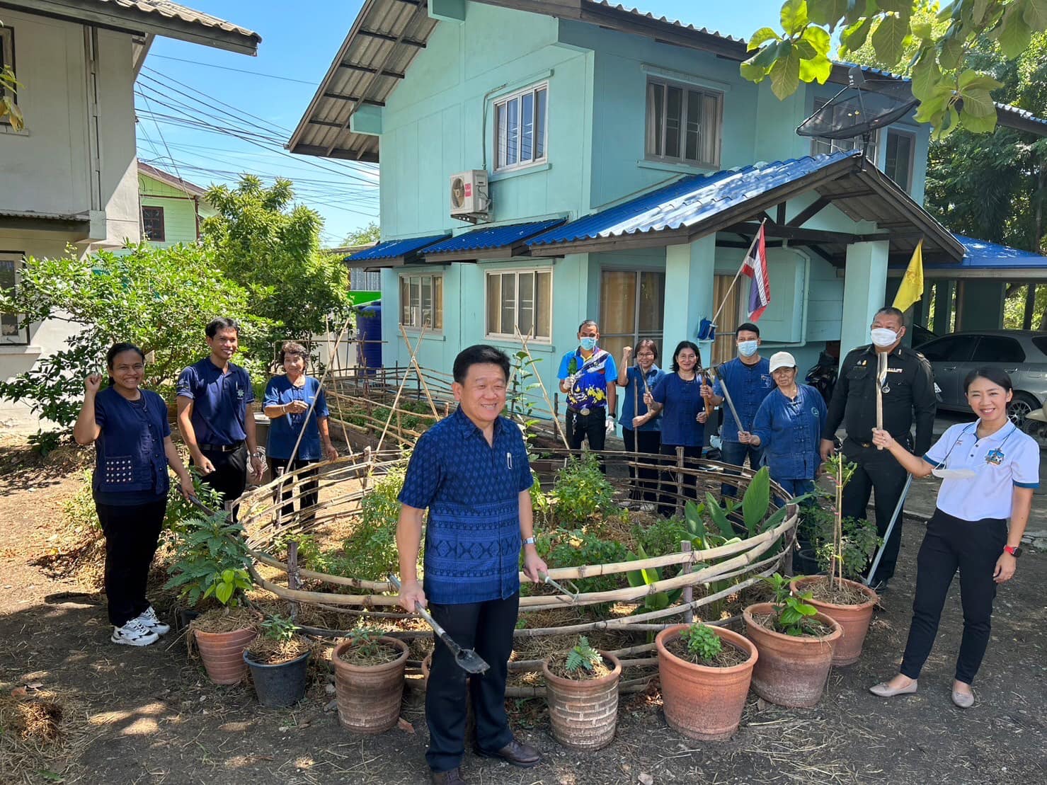 พช.บางบัวทอง จัดกิจกรรมปลูกผักสวนครัว เพื่อสร้างความมั่นคงทางอาหารบริเวณบ้านพักนายอำเภอ