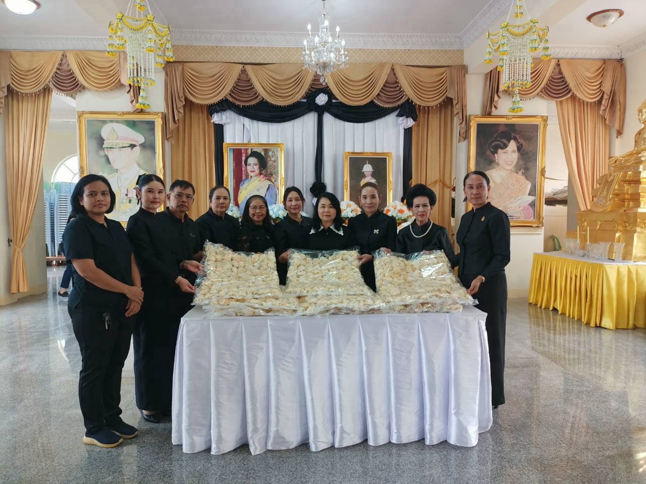 สพอ.บางบัวทอง นำส่งดอกไม้จันทน์ 12,980 ดอก ของเครือข่ายสตรีอำเภอบางบัวทอง น้อมสำนึกในพระมหากรุณาธิคุณ